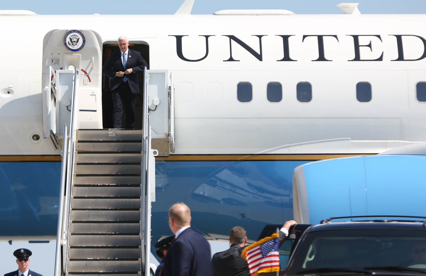 VP Pence arrives in Mason City (20).jpg